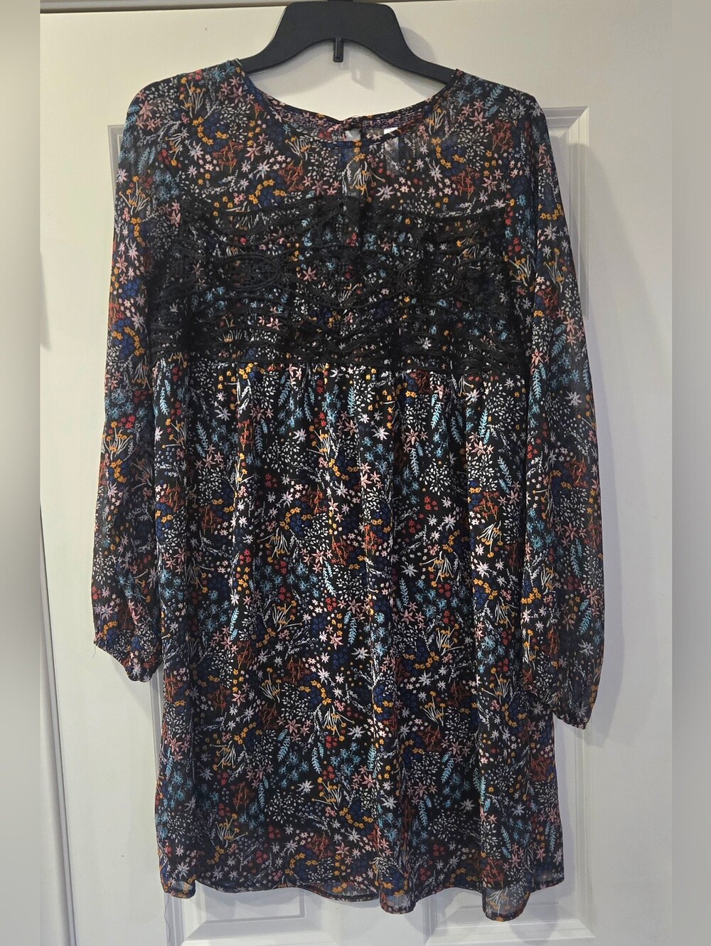 Xhilaration Black Floral Long-Sleeve Tunic with Lace